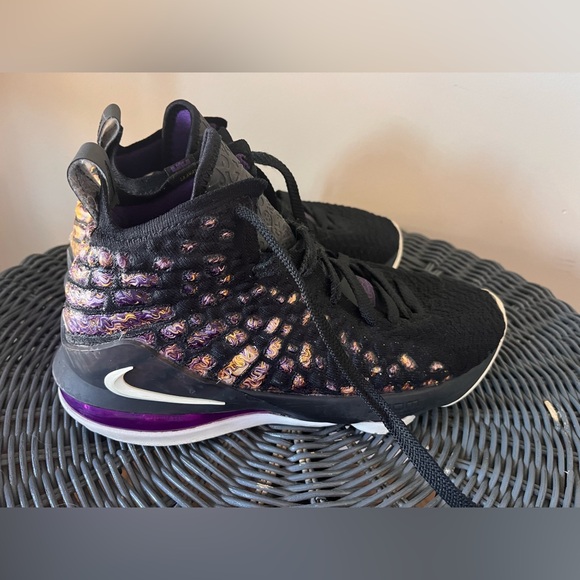 Nike LeBron 17 XVII GS Kids Sneaker LA Lakers Black Purple Knitposite - Picture 3 of 9
